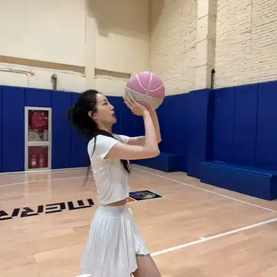 侯美